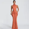 Elegante abito lungo terracotta all'americana con ritagli laterali e drappeggio - S / Arancione