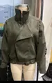 Dunkelgrüne Bomberjacke aus Wildlederimitat mit Stehkragen und verstellbarem Gürtel - S / Olivgrün