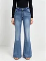 Détail d'un jean évasé taille haute avec délavage bleu vintage et bouton métallique - S / Bleu clair