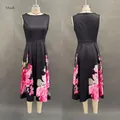 Detailweergave van mouwloze zwarte midi-jurk met roze bloemenprint en een plooirok - S / Zwart