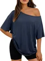 Vue détaillée du tissu et de la coupe ample du t-shirt bleu marine à épaule nue - S / Bleu marine