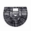 Borsa a mano in acrilico marmorizzato con design traforato geometrico e forma a mezzaluna - Marmo Bianco e Nero