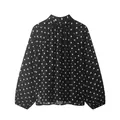 Blusa de mujer de manga larga negra con lunares blancos y un cuello alto con volantes - XS / Negro