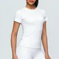 T-shirt sportiva bianca aderente da donna in tessuto traspirante e asciugatura rapida - S / Bianco