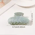 Pince à cheveux en acrylique vert menthe marbré avec lettre K argentée et paillettes - Pince à Cheveux Gris-Vert Marbré Lettre K Argent