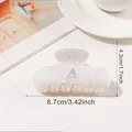 Pince à cheveux en acrylique blanc nacré avec lettre A argentée, longueur 8,7 cm - Pince à Cheveux Blanc Marbré Lettre A Argent