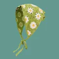 Grasgrünes Strick-Bandana mit weißen Gänseblümchen-Mustern und Strickbändern - Einheitsgröße / Grün mit Sonnenblume