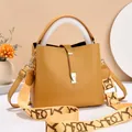 Borsa a secchiello giallo zenzero alla moda per donna con tracolla larga fantasia - Giallo Brillante