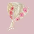 Häkel-Bandana in Off-White mit rosa Sonnenblumen-Strickmuster und Bindebändern - Einheitsgröße / Gänseblümchen Rosa
