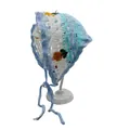 Blau gestreiftes Häkel-Babystirnband mit Blumenakzenten und weichen Bändern - Kleiner Garten Blau