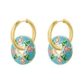 Pendientes de aro vintage dorados con dijes de flores en esmalte azul y hojas verdes - Azul
