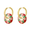 Detalle de aros dorados con colgantes florales de esmalte rojo, flores rosas y hojas verdes - Rojo