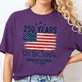 Détail du t-shirt violet avec imprimé commémoratif 250 Years We the People 1776-2026 - Violet foncé