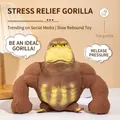 Dettaglio macro del giocattolo gorilla antistress con texture muscolare e slow rebound - Gorilla Gigante (1500 G)