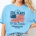 Gros plan sur l'imprimé du 250e anniversaire des USA sur t-shirt en coton bleu - Bleu clair