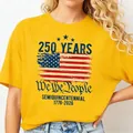 Détail de l'imprimé USA 250e anniversaire sur un t-shirt jaune en coton à col rond - Jaune