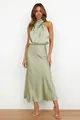 Detalle del elegante vestido largo de satén verde salvia sin mangas con acabado sedoso - S / Verde claro