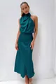 Detalle del elegante vestido largo de satén verde oscuro con escote drapeado y textura de seda - S / Azul lago