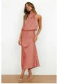 Elegante detalle de cuello halter en un vestido largo de satén rosa para eventos de gala - S / Rosa Coral