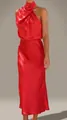 Primer plano del vestido de satén rojo con elegante cuello halter y detalles plisados - S / Rojo