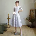 Eleganter silbergrauer Spitzenkleid in Übergröße mit 3/4 Ärmeln und Schleife - XL / Silbergrau