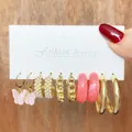Vijf paar trendy gouden en roze oorbellen met parels en vlinders op een displaykaart - Roze Vlinder En Gouden Hoop (WH0015-2)