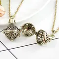 Collana con ciondolo medaglione in bronzo vintage con intricati motivi floreali barocchi - Ciondolo Scatola Magica Vintage Bronzo Antico