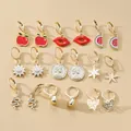 Set de 9 pares de pendientes de aro dorados con dijes de esmalte y mariposas - Colgante de Manzana Roja Y Labios (WH0015-5)