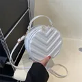 Elegante borsa rotonda bianca a tracolla con trapuntatura a V e manici dorati - Bianco
