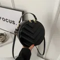 Borsa a tracolla rotonda nera con trapuntatura a V e cerniera in metallo dorato - Nero