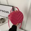 Borsa a tracolla tonda rosa con trapuntatura a V e dettagli in metallo dorato - Rosa Rosso