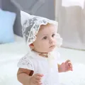 Weißes Set aus Baby-Spitzmütze und Spitzenoberteil mit feiner Blumenstickerei - Schmetterling Pixie Hut