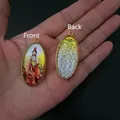 Ciondolo Buddha Guanyin ovale a doppia faccia con mantra sacro e cornice dorata - Solo Ciondolo (Senza Catena)