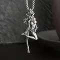 Collana punk con ciondolo gotico di ragazza in bikini che indossa un cappello da cowboy - Ragazza in Denim (Figura One Piece)