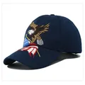 Dettaglio del ricamo ad alta densità con aquila e bandiera USA su berretto blu navy - M (56-58cm) / Blu navy