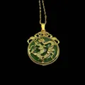Ciondolo drago dorato su giada verde con simbolo portafortuna Fu e catena d'oro - Drago d'Oro