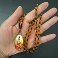 Dettaglio del ciondolo ovale dorato con pittura colorata del Bodhisattva Guanyin - Catena di Perle Scure