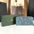 Himmelblaue lange Geldbörse mit Paisleymuster und eleganter grüner Geschenkbox - Paisley mit Box (Blau) / Blaue Geschenkset-Box