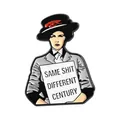 Pin's en émail vintage chat avec panneau Same Shit Different Century sur fond blanc - Style Slogan Femme Vintage (qhxz4970)