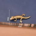 Vista detallada que muestra dimensiones de una figura de lagarto de latón vintage decorativa - Geco (Grande) / Bronce