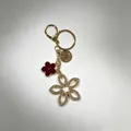 Portachiavi quadrifoglio dorato con strass lucidi e ciondoli floreali in smalto rosso - Borgogna