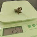 Statuetta di bassotto in bronzo retrò su bilancia da 25,7g per arredo ufficio - Cane Sdraiato