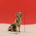 Vintage messing hond miniatuur beeldje met gedetailleerde vachttextuur, 5,2 cm hoog - Waakhond
