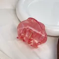 Pinza per capelli alla moda in acrilico con motivo marmo rosa e design geometrico a onde - Forma a conchiglia rosso melograno 5.5cm