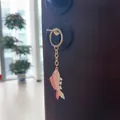 Fisch-Emaille-Schlüsselanhänger mit rosa-weißem Farbverlauf und Goldbeschichtung - Goldener Fisch mit Kette