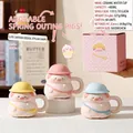 Cartoon pig ceramic mug with a cute yellow sun hat lid and 400ml capacity - Spring Outing Pig (2598)