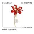 Detaillierte Maße der Lilien-Brosche mit roter Emaille und weißem Perlen-Akzent - Rot (Weiße Mitte)