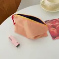 Große orange karierte Stoff-Kosmetiktasche mit lila Futter und rotem Seilgriff - Oranges Karo