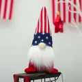 Gnomo patriottico con bandiera americana su decorazione di camion rosso vintage - Cappello a Strisce (DL010)