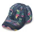 Casquette de baseball en jean bleu foncé délavé avec des broderies colorées stylées - Taille Unique(Réglable) / Style Bleu Foncé avec Détails Distressed Colorés(B)
